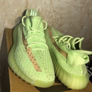adidas YEEZY
Yeezy Boost 350 V2 "Glow in The Dark"
